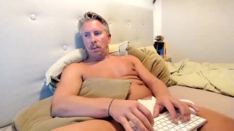 Snapshot of chrsbang chatting on 12/18/25, 05:52 ChrisBang online show from 12/18/25, 05:52