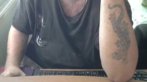 Snapshot of chunkisgreat chatting on 11/18/25, 02:43 chunkisgreat online show from 11/18/25, 02:43