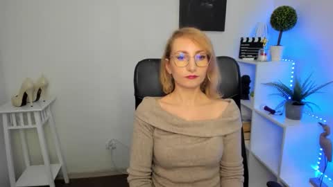 Snapshot of cinderellamoon chatting on 02/16/26, 06:42 Cinderella online show from 02/16/26, 06:42