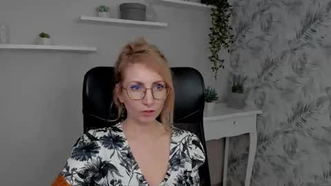 Snapshot of cinderellamoon chatting on 02/18/26, 06:42 Cinderella online show from 02/18/26, 06:42