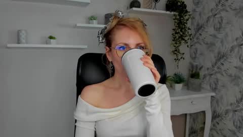 Snapshot of cinderellamoon chatting on 02/20/26, 06:48 Cinderella online show from 02/20/26, 06:48