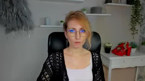 Snapshot of cinderellamoon chatting on 02/25/26, 06:45 Cinderella online show from 02/25/26, 06:45