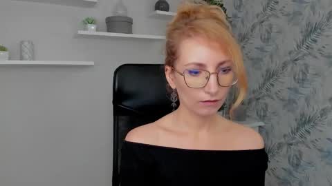 Snapshot of cinderellamoon chatting on 03/02/26, 06:25 Cinderella online show from 03/02/26, 06:25