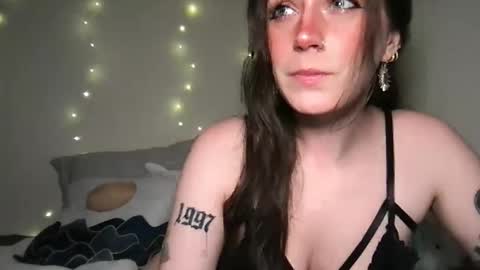 Snapshot of cinnamonpeaches chatting on 02/23/25, 02:07 Carmen online show from 02/23/25, 02:07