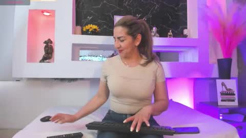 Cinthya  online show from 02/20/26, 12:05