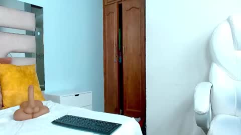 Snapshot of cintia_hills chatting on 01/17/25, 04:06 Cintia Hills online show from 01/17/25, 04:06