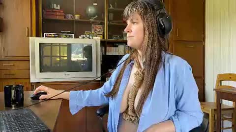 Snapshot of claire_moulin chatting on 07/01/26, 12:29 Claire Moulin online show from 07/01/26, 12:29