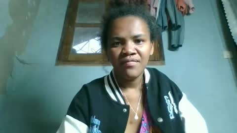 Snapshot of clarisse98 chatting on 10/21/25, 02:12 clarisse98 online show from 10/21/25, 02:12