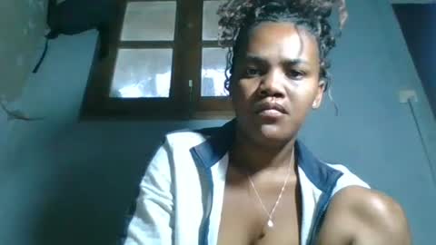 Snapshot of clarisse98 chatting on 11/10/25, 01:59 clarisse98 online show from 11/10/25, 01:59