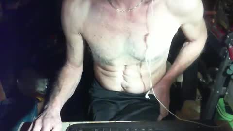 Snapshot of claudeg2523 chatting on 12/21/25, 03:08 claudeg2523 online show from 12/21/25, 03:08