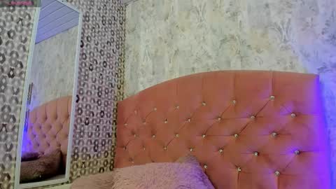 Snapshot of cleo_nilee chatting on 10/28/25, 03:32 cleo online show from 10/28/25, 03:32