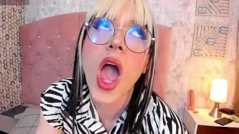 Snapshot of cleo_nilee chatting on 11/11/25, 04:01 cleo online show from 11/11/25, 04:01