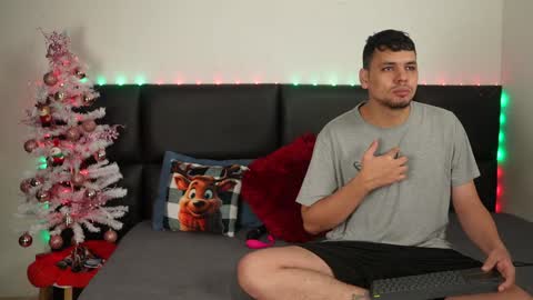 Snapshot of cleoanubis_ chatting on 12/19/24, 05:29 Girl Juliana and Federico online show from 12/19/24, 05:29