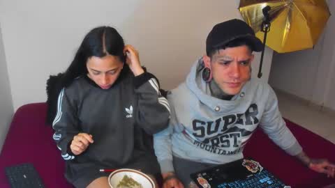 Snapshot of cleosexxx chatting on 10/27/25, 08:51 cleo y maikol online show from 10/27/25, 08:51