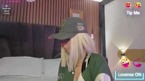 cleowhite_ online show from 09/24/25, 06:28