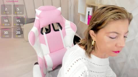 clhoe_johnson_ online show from 12/17/25, 12:22