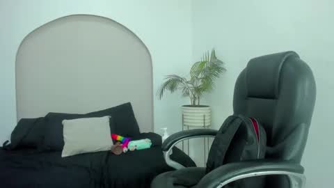 Snapshot of cloe_amazingg chatting on 12/15/25, 02:43 Cloe online show from 12/15/25, 02:43