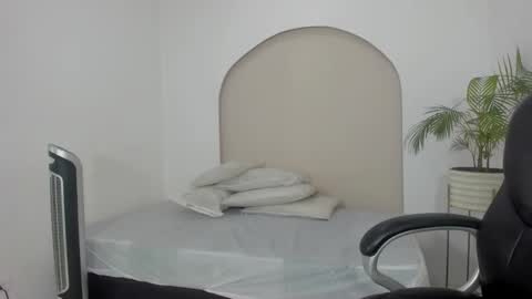 Snapshot of cloe_amazingg chatting on 12/16/25, 03:28 Cloe online show from 12/16/25, 03:28