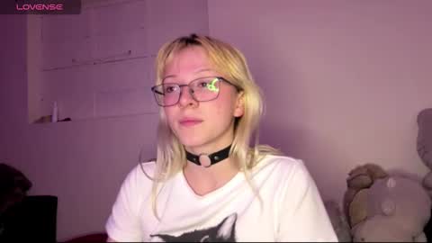 Snapshot of cloe_five chatting on 10/15/25, 10:21 CLOE online show from 10/15/25, 10:21