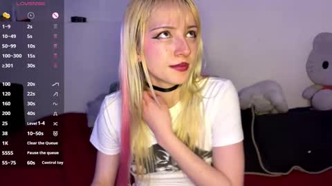 Snapshot of cloe_five chatting on 10/22/25, 11:04 CLOE online show from 10/22/25, 11:04