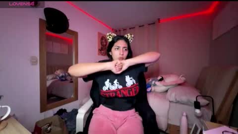 Snapshot of cloe_small08 chatting on 10/25/25, 01:57 cloe small online show from 10/25/25, 01:57