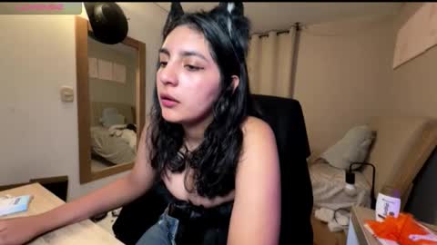 Snapshot of cloe_small08 chatting on 10/30/25, 01:40 cloe small online show from 10/30/25, 01:40