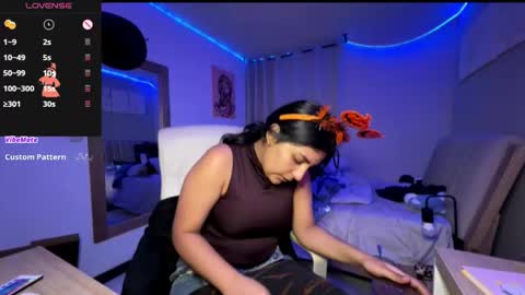 Snapshot of cloe_small08 chatting on 10/31/25, 02:23 cloe small online show from 10/31/25, 02:23