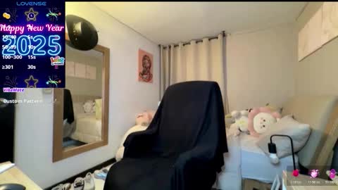 Snapshot of cloe_small08 chatting on 11/15/25, 02:31 cloe small online show from 11/15/25, 02:31