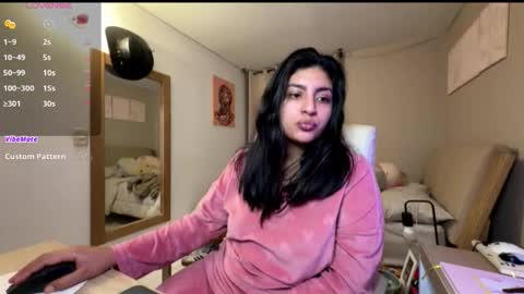 Snapshot of cloe_small08 chatting on 11/22/25, 01:37 cloe small online show from 11/22/25, 01:37