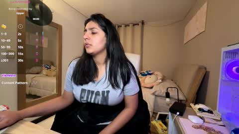 Snapshot of cloe_small08 chatting on 11/26/25, 12:44 cloe small online show from 11/26/25, 12:44