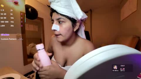 cloe small online show from 12/04/25, 03:16