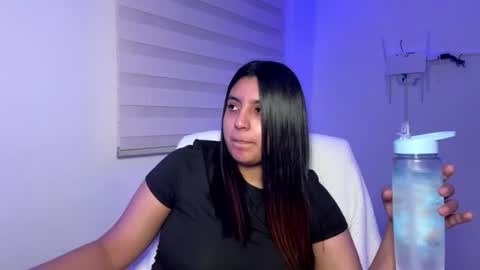 Snapshot of cloe_small08 chatting on 06/19/26, 06:29 cloe small online show from 06/19/26, 06:29