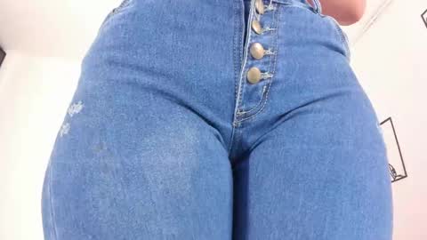 Snapshot of cloehonney chatting on 03/01/25, 09:04 cloe online show from 03/01/25, 09:04