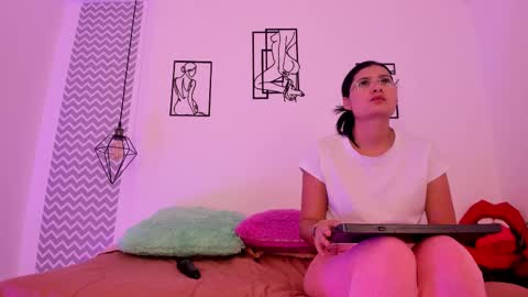 Snapshot of cloehonney chatting on 10/25/25, 08:36 cloe online show from 10/25/25, 08:36