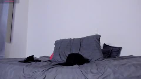 Snapshot of cloudy_pigdude chatting on 03/10/25, 08:15 CRISTIAN online show from 03/10/25, 08:15