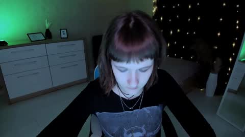 Snapshot of clover_red chatting on 12/12/24, 05:59 Clover follow me online show from 12/12/24, 05:59