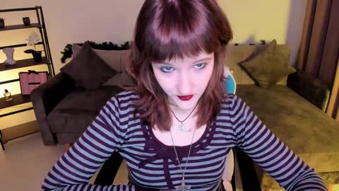 Snapshot of clover_red chatting on 12/13/24, 02:49 Clover follow me online show from 12/13/24, 02:49