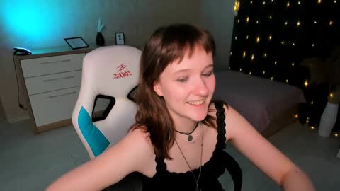 Snapshot of clover_red chatting on 12/18/24, 06:35 Clover follow me online show from 12/18/24, 06:35