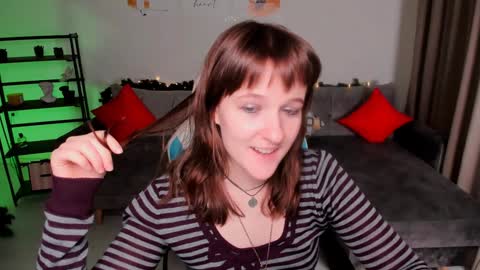 Snapshot of clover_red chatting on 01/07/25, 06:35 Clover follow me online show from 01/07/25, 06:35