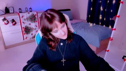 Snapshot of clover_red chatting on 01/19/25, 06:00 Clover follow me online show from 01/19/25, 06:00