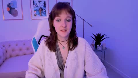 Snapshot of clover_red chatting on 01/24/25, 02:19 Clover follow me online show from 01/24/25, 02:19