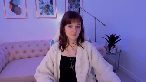 Snapshot of clover_red chatting on 01/24/25, 05:32 Clover follow me online show from 01/24/25, 05:32