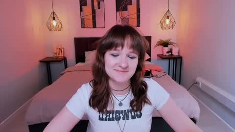 Snapshot of clover_red chatting on 02/02/25, 01:52 Clover follow me online show from 02/02/25, 01:52