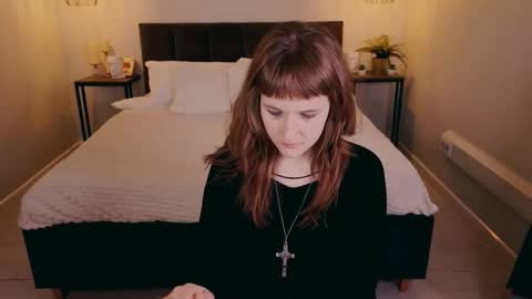 Snapshot of clover_red chatting on 09/15/25, 02:28 Clover follow me online show from 09/15/25, 02:28