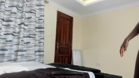 coco_leila online show from 02/11/25, 06:19