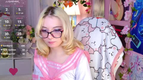 Snapshot of coconut_mia chatting on 12/24/24, 12:00 Mia online show from 12/24/24, 12:00