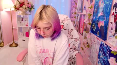 Snapshot of coconut_mia chatting on 11/21/25, 05:00 Mia online show from 11/21/25, 05:00