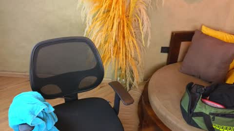 Snapshot of colethunder chatting on 01/04/25, 07:34 ColeThunder online show from 01/04/25, 07:34