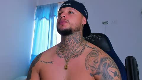 colin_fox1 online show from 04/17/26, 03:37