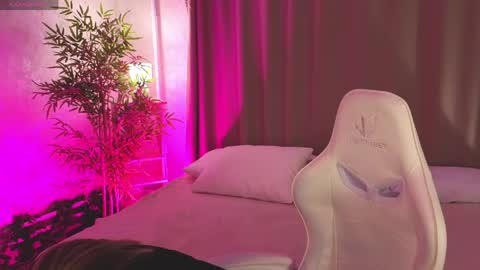 Collen Mon Tue Wed Thu Fri GMT 3 0300am - 0900am  online show from 04/02/26, 04:59